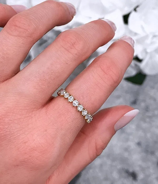 Exceptional Etoile Band – with One Heart Stone